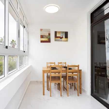 Home2book Family With Pool Near 아파트 *