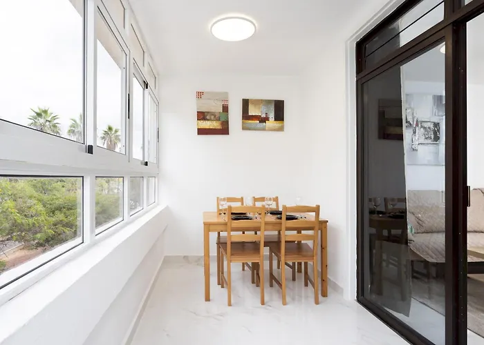 Home2book Family With Pool Near 아파트 *